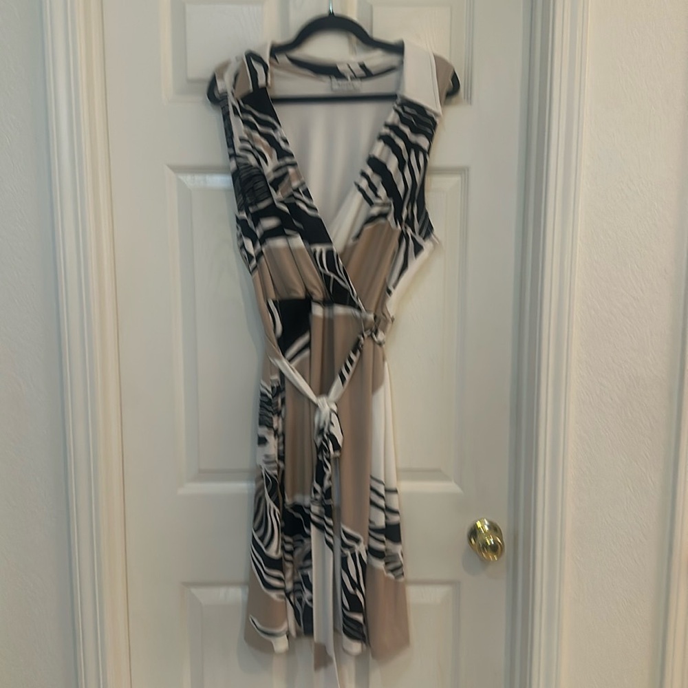 Dress Barn brand dress. No size tag. Approx 18